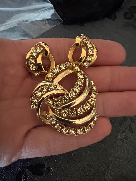 Jewelry - VINTAGE INTERTWINED SWIRL DESIGNED RHINESTONE GOLD-TONE BROOCH EARRING SET